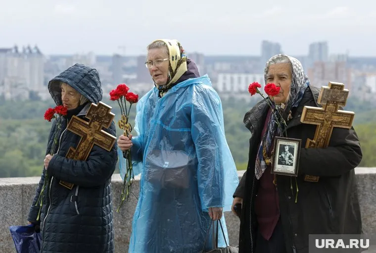 В Киеве возлагали цветы в День Победы, несмотря на отмену праздника Зеленским еще в 2023 году
Фото: SERGEY DOLZHENKO / EPA / TASS