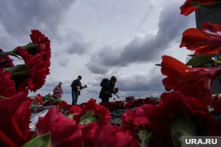 Украинцы пытались символично отметить День Победы даже за границей, несмотря на риски административного правонарушения
Фото: Evgeniy Maloletka/AP/TASS