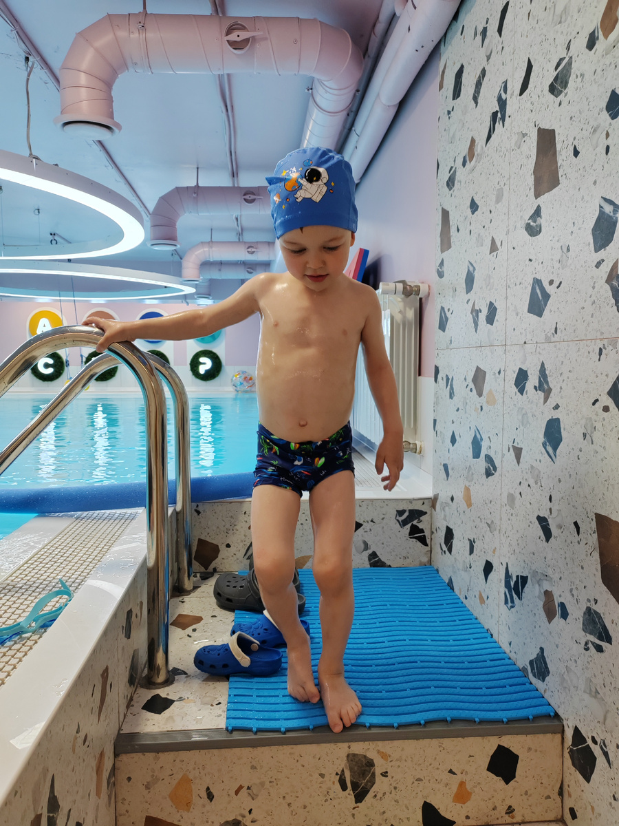 Паша выходит из бассейна