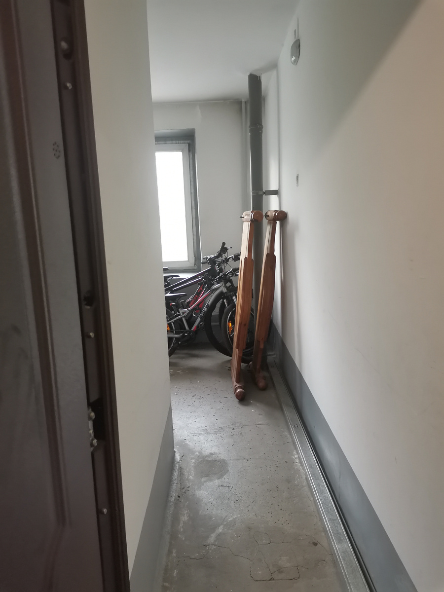 Соседские велики стоят и рядом у стены спинки. Осчастливили нас воришки, вернули назад ни кому не нужные теперь спинки. На помойку только.