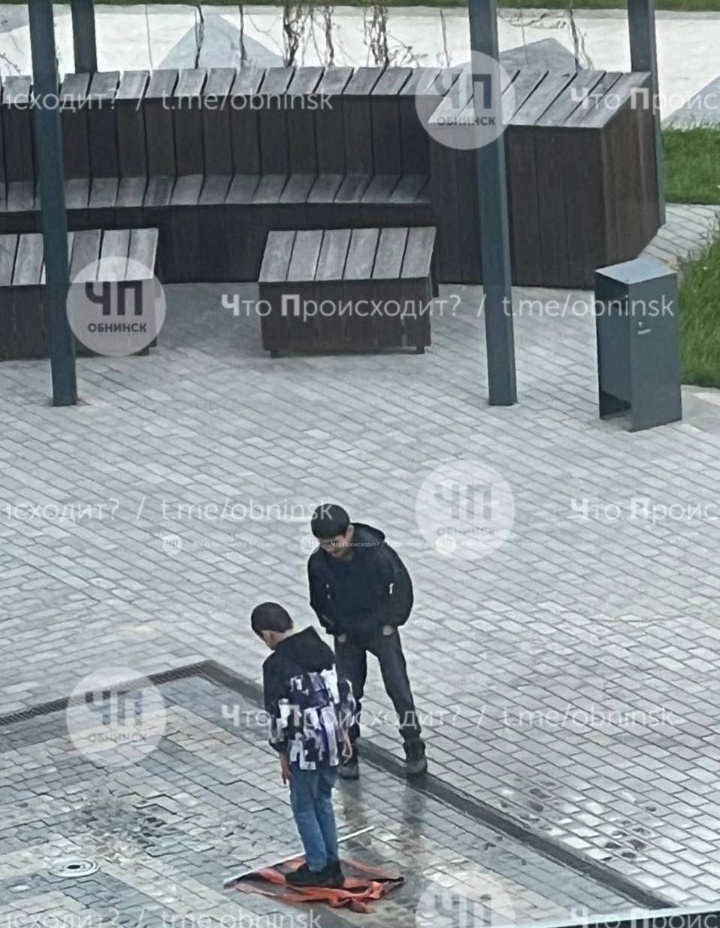 В Обнинске дети бывших мигрантов растоптали Георгиевский флаг!!! 

В то время, когда вся страна отмечает Великий праздник, склоняя головы перед подвигом героев Великой Отечественной войны, когда наши защитники продолжают дело своих дедов и прадедов, в Обнинске дети приезжих оскверняют священный символ Победы! 

Они сорвали со здания Георгиевский флаг, установленный жителями в знак уважения к подвигу нашего народа, и растоптали его. Известно, что эти подростки — уже граждане России! 

Срочно надо призвать компетентные органы к жёсткой реакции на эту ситуацию вплоть до лишения гражданства и депортации семей виновных! 🤬🤬🤬

@bastrykin 
@infocentrskrfdialog
@sledcom_press 
@genprocrf
