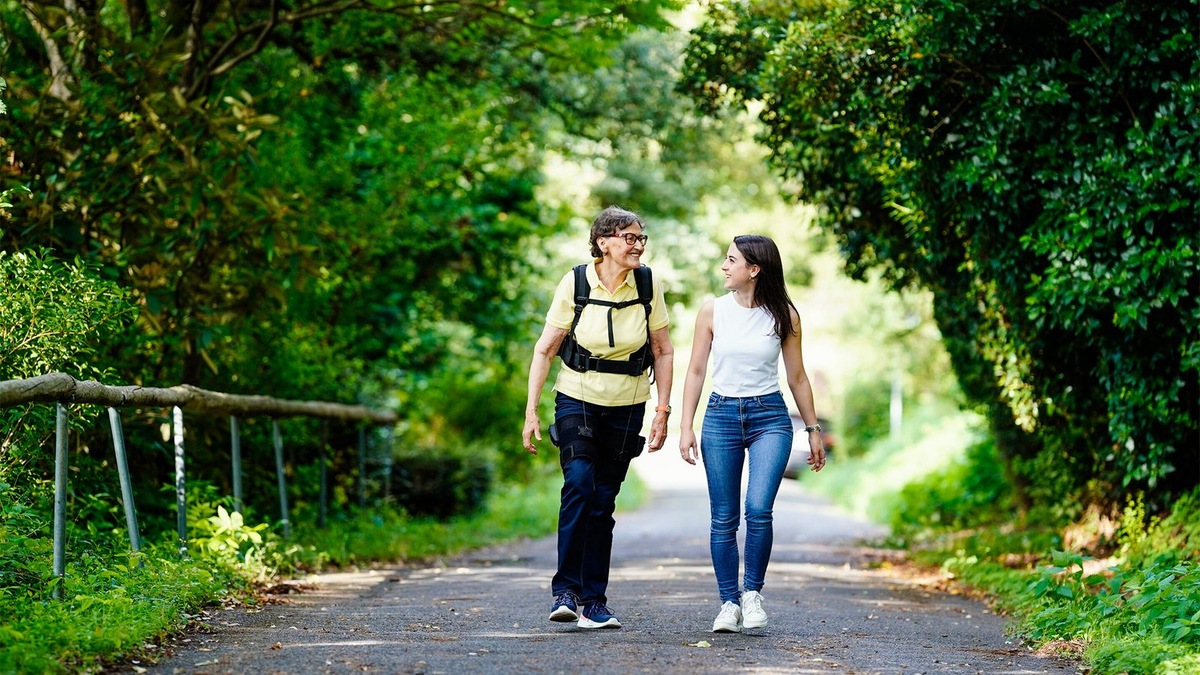    Ходить пешком полезно в любом возрасте