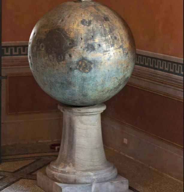 Шар, который венчал вершину египетского обелиска установленного в Ватикане