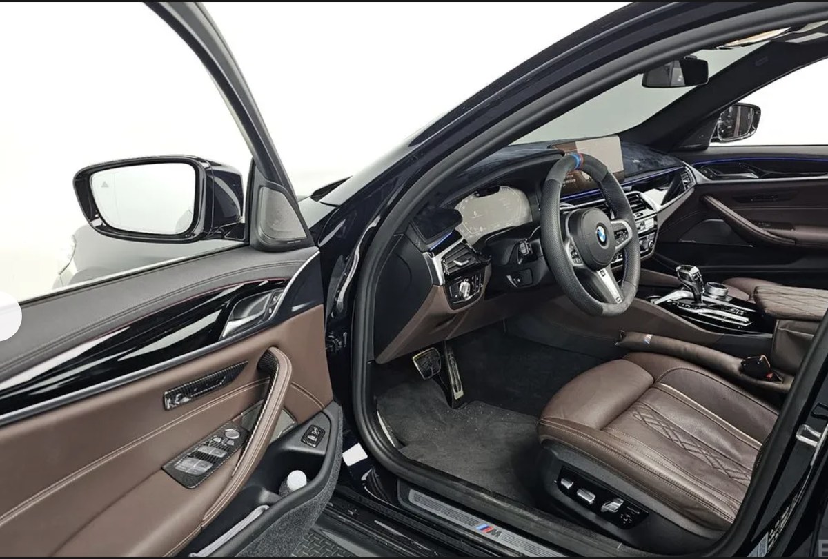 Этот автомобиль оснащен всеми опциями, за исключением доводчиков дверей и музыки  Bowers & Wilkins. В РФ похожих комплекатций не найти.