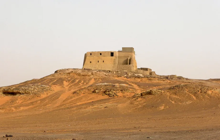 Королевский дворец Старой Донголы. Построен около 1002 года н.э., преобразован в мечеть в 1317 году