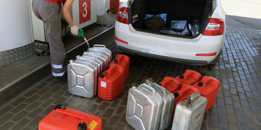 В какую канистру можно заливать бензин на заправке: ставим точку в вопросе