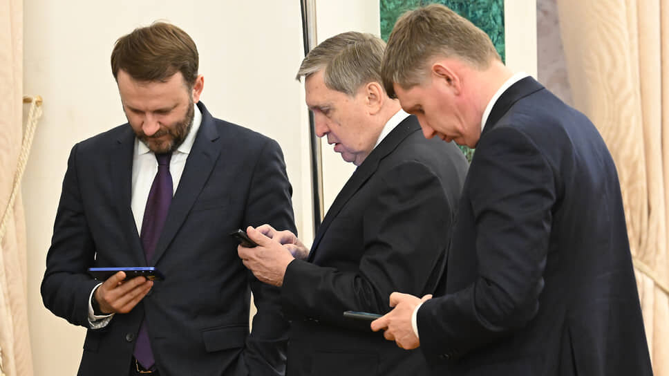 Замглавы администрации президента Максим Орешкин, помощник президента Юрий Ушаков и министр экономического развития Максим Решетников до переговоров погружены в параллельную реальность.📷Фото: Дмитрий Азаров / Коммерсантъ