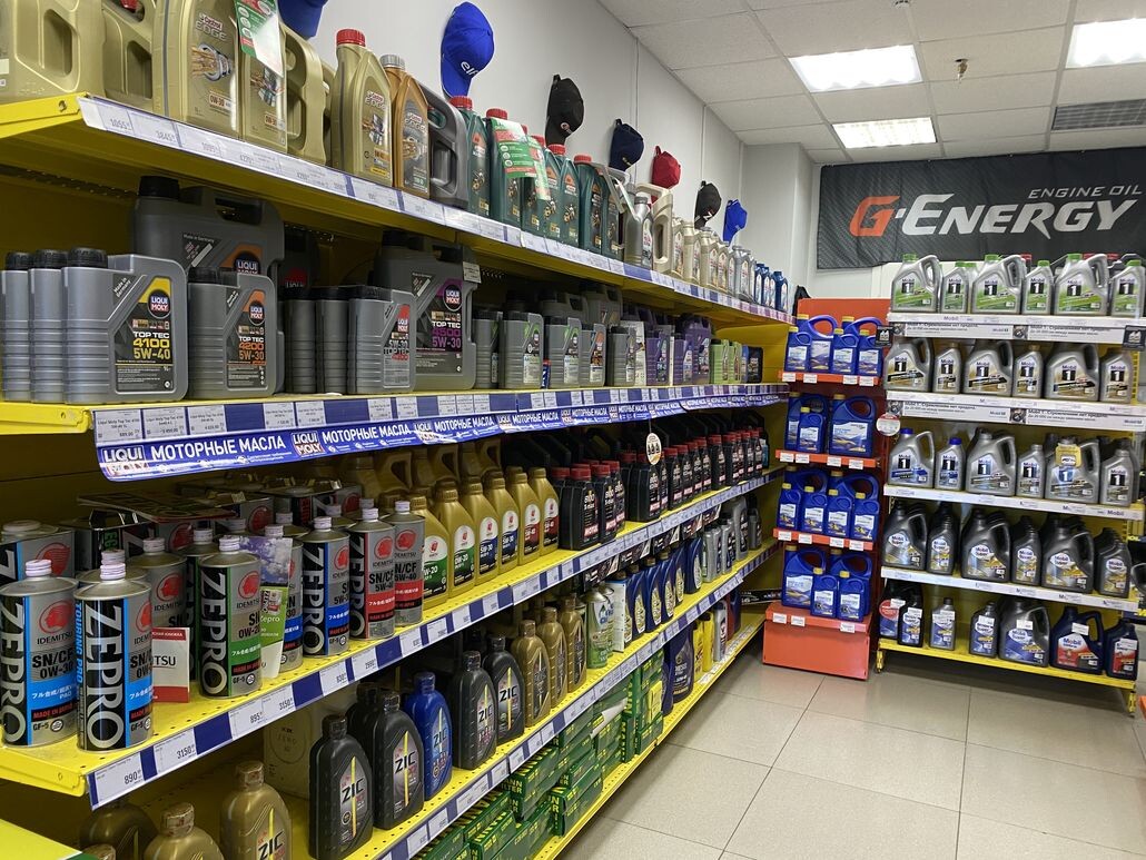 Использование качественного моторного масла и его своевременная замена — залог долгой службы двигателя. Однако в условиях, когда рынок наводнен контрафактом, даже самый внимательный автовладелец рискует столкнуться с подделкой. Провел опрос продавцев и дилеров на авторынке Севастополя. Сверил их мнение с экспертным мнением производителей авто масел из сети интернет . Делюсь с вами выводами которые удалось собрать.