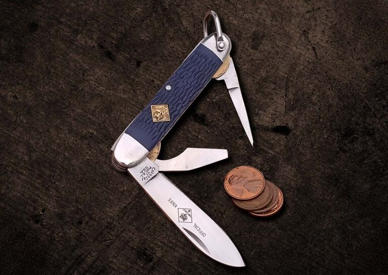 В соответствии с установленным обычаем, лицо, получающее в дар нож, например, этот «Каб Скаут» модели 2007 года, производимый компанией Colonial, обязано предоставить дарителю денежное вознаграждение в виде монеты.