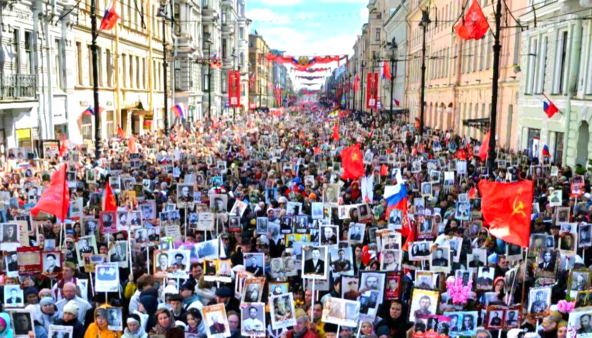 В акции «Бессмертный полк» в Санкт-Петербурге в этом году участвовало более 1 млн. человек.