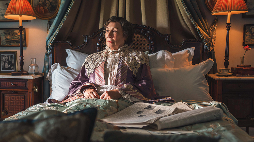 Анжелика Хьюстон в роли леди Трессилиан