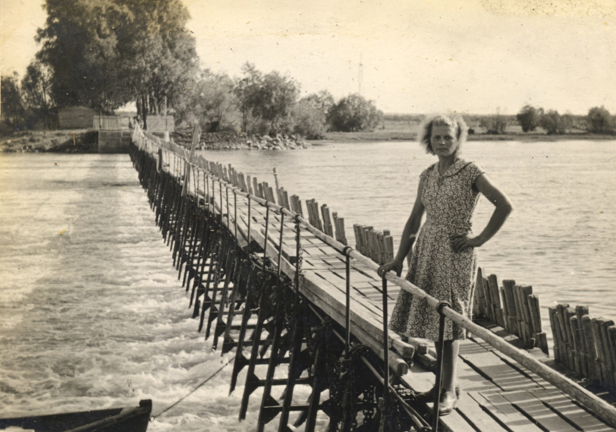 Жительница Крохино Антонина Рюмина на плотине. Фото из архива Николая Вадимовича Рюмина