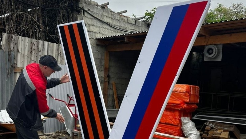    Глава Кисловодска поблагодарил мастеров, которые оперативно сделали временную конструкцию для стелы Фото: соцсети Евгения Моисеева