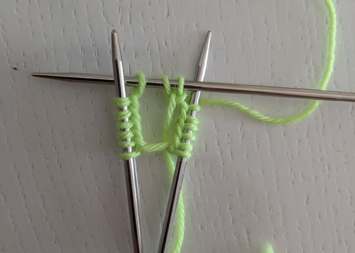 1. С левой спицы снять крайнюю петлю на правую спицу.