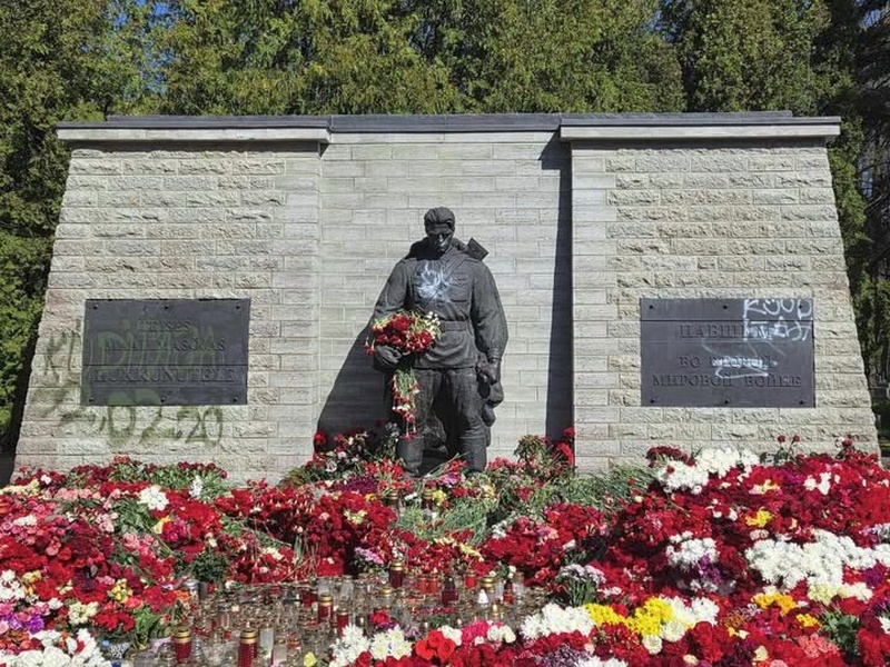    В Таллине вандалы осквернили Бронзового солдата