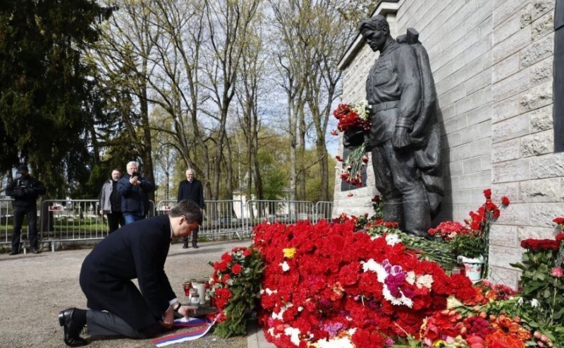    В Таллине вандалы осквернили Бронзового солдата