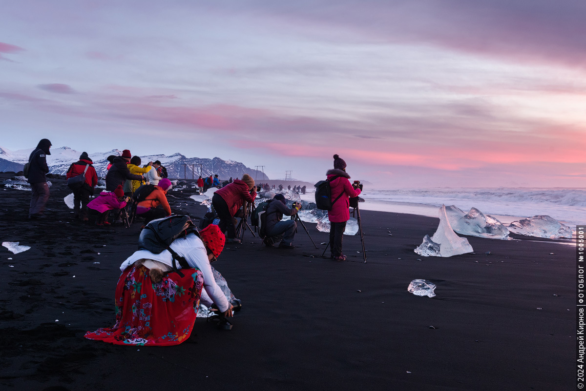 Китайские туристы отдыхают на Бриллиантовом пляже в Исландии