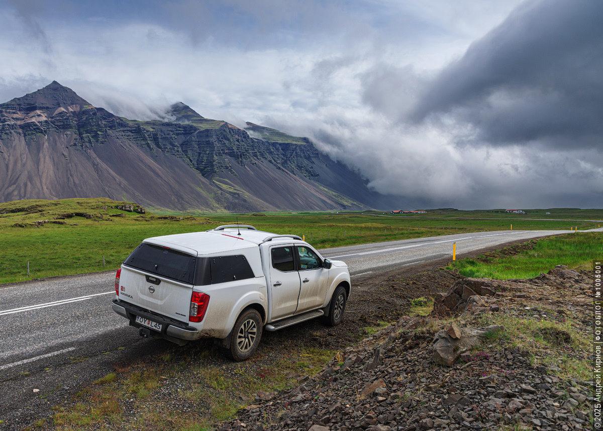Пикап Ниссан Навара на фоне исландского пейзажа