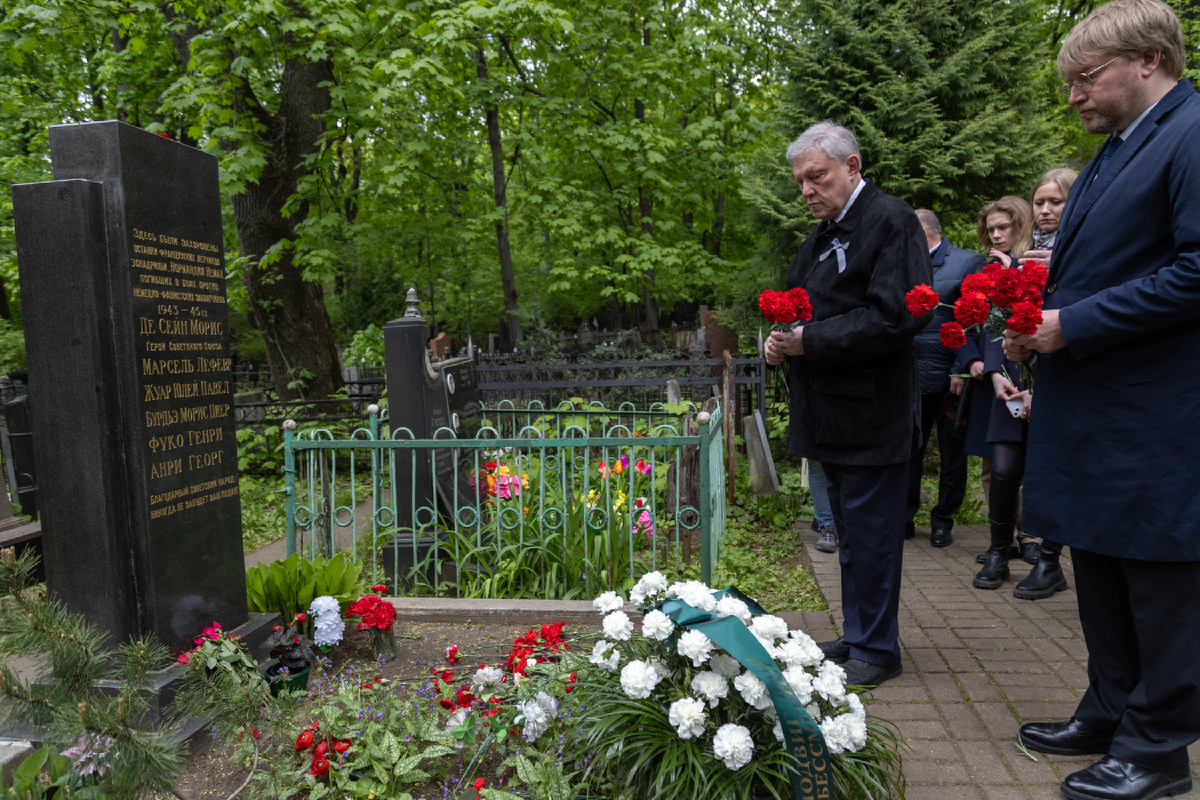 Члены партии пришли также и на Введенское кладбище, чтобы почтить память погибших французских летчиков. На этом месте во время Великой Отечественной войны были похоронены летчики из истребительного полка «Нормандии-Неман», героически защищавшие небо нашей страны и погибшие в боях на советско-германском фронте. В 50-х годах их останки были перевезены во Францию, а мемориал сохранен как знак памяти героям войны». 