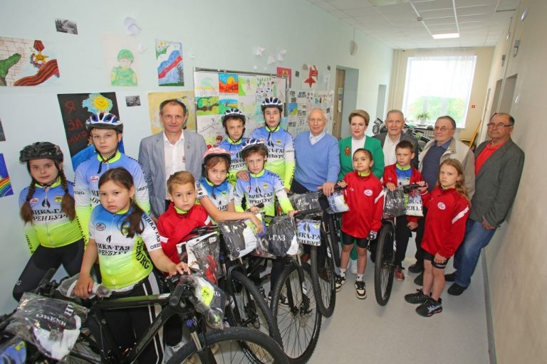    Чемпион мира Александр Гусятников открыл секцию по велоспорту в оренбургской школе Антон Пичурин