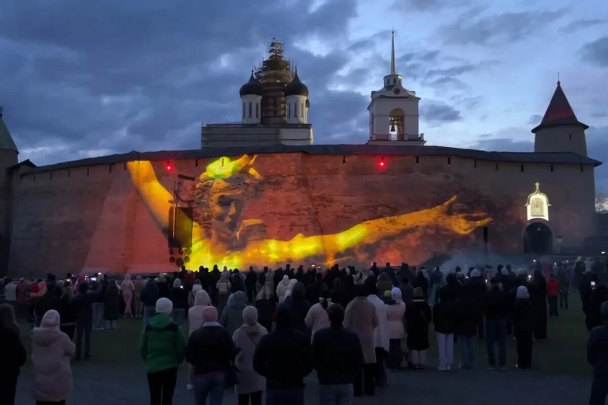    Более 10 тысяч человек посетили мультимедийный спектакль в Псковском кремле