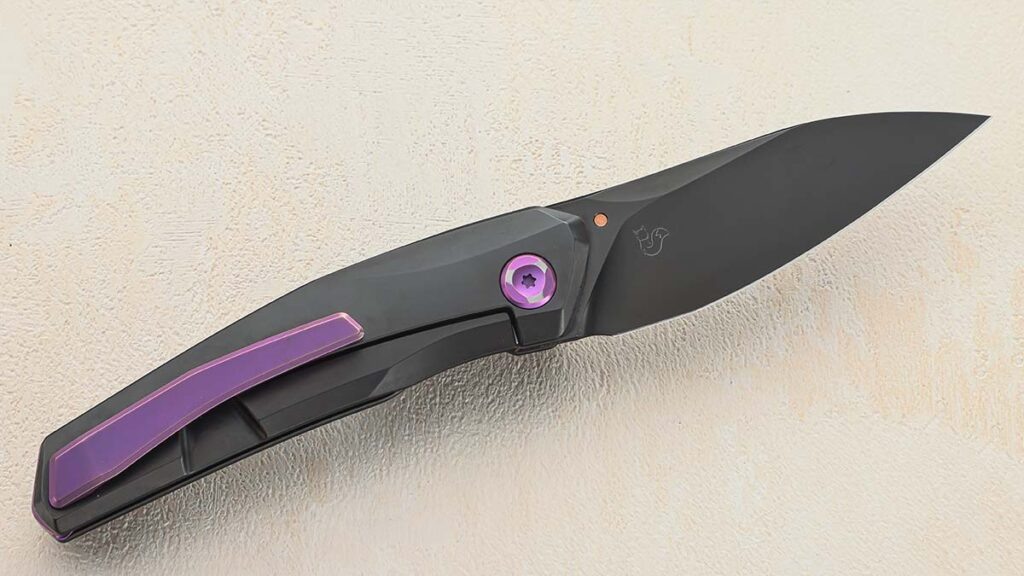 На выставке продемонстрировали выдающийся импортный нож — Poikilo Blade VK-Zen с фиксатором.

Этот инструмент — высококачественный продукт с лезвием из стали Bohler M398. Длина лезвия составляет 3,25 дюйма. Оно заточено V-образно. Рукоятка и карманный клип выполнены из титана, что придаёт ножу долговечность и устойчивость к коррозии. Дизайн ножа разработан компанией Vulpex Knives.

В закрытом положении длина ножа составляет 4,25 дюйма. Произведён в Китае.

Poikilo Blade VK-Zen доступен в четырёх вариантах. Цены варьируются от 380 до 700 долларов.