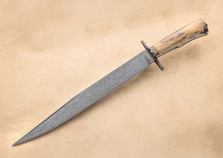 Франко де Соуза «Белла» — индивидуальный проект, выполненный мастером Франко де Соуза. Клинок изготовлен из дамасской стали Spirograph, характеризующейся уникальным шестиполосным турецким узором. Длина клинка составляет 14 дюймов. Рукоять ножа выполнена из бивня и украшена гравировкой из 24-каратного золота. В комплекте с клинком поставляются дополнительные элементы: гарда, прокладка и навершие. Стоимость аналогичного ножа составляет 13 500 долларов.