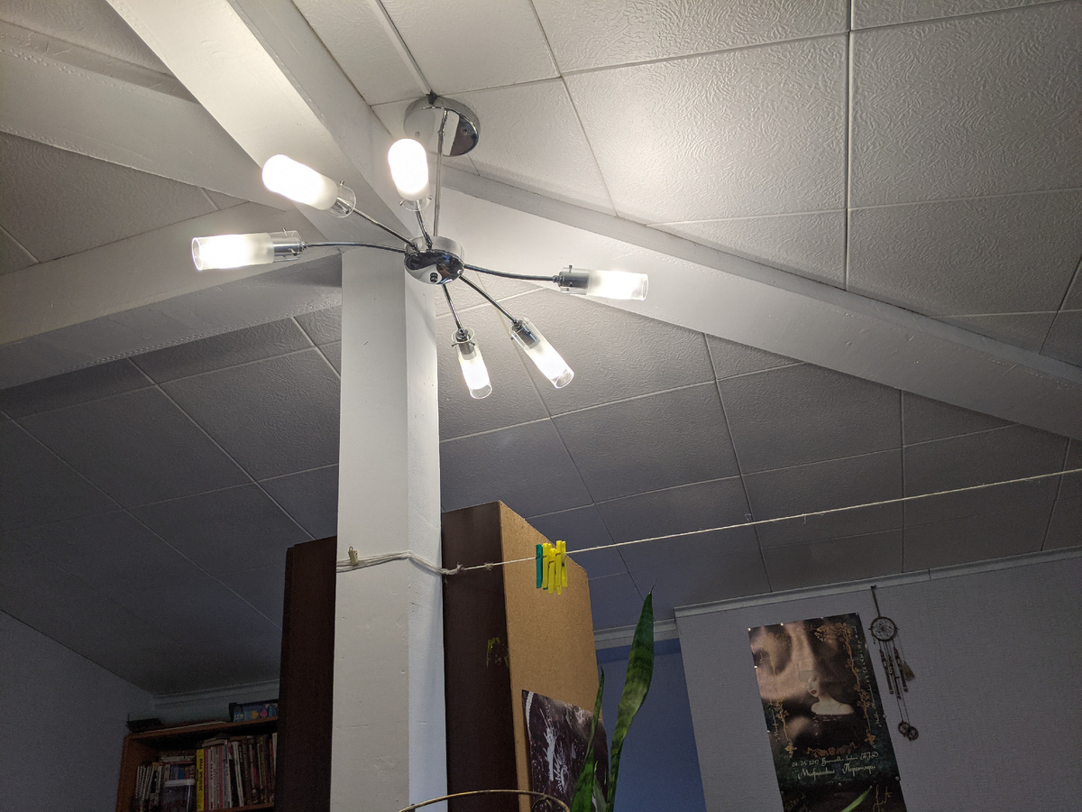 Люстра-паук. Недорогая, но практичная, только она подошла под такую нестадартную комнату