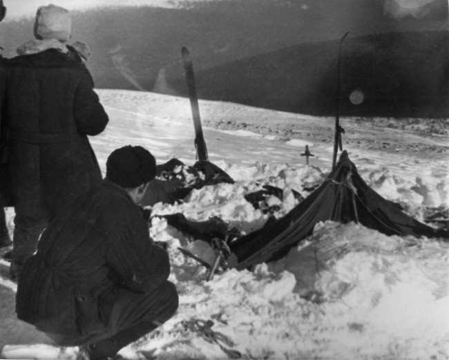 Палатка 28 февраля. 26 февраля, когда ее "нашли" Слобцов и Шаравин, она была примерно в том же виде - только снега на палатке было побольше и пара лыж торчала перед входом.
