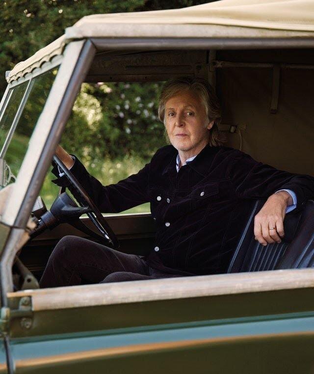 Пол и его Лендровер. Фото Мэри МакКартни, 2020