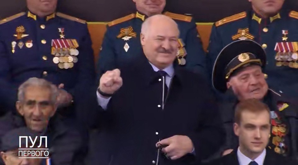 Лукашенко не просто встал, а сделал восторженный жест: знай наших!