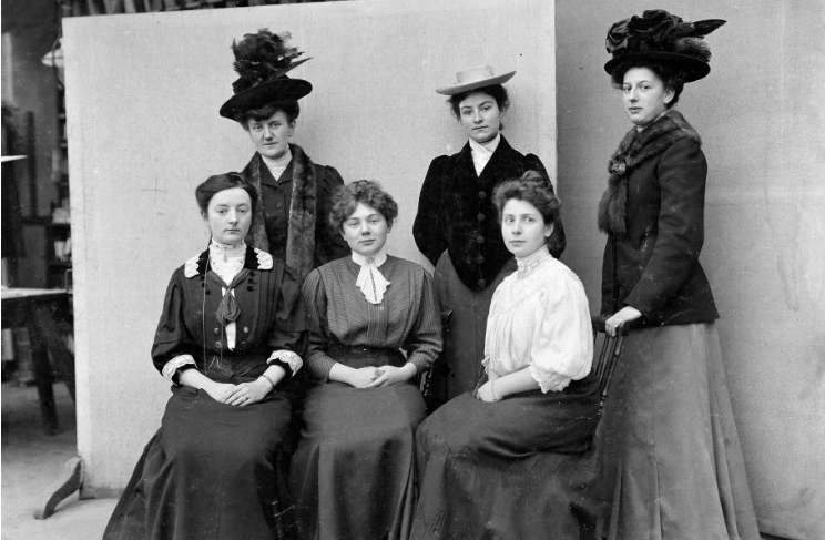 In 1908, fashion around the world was generally very concealing.
