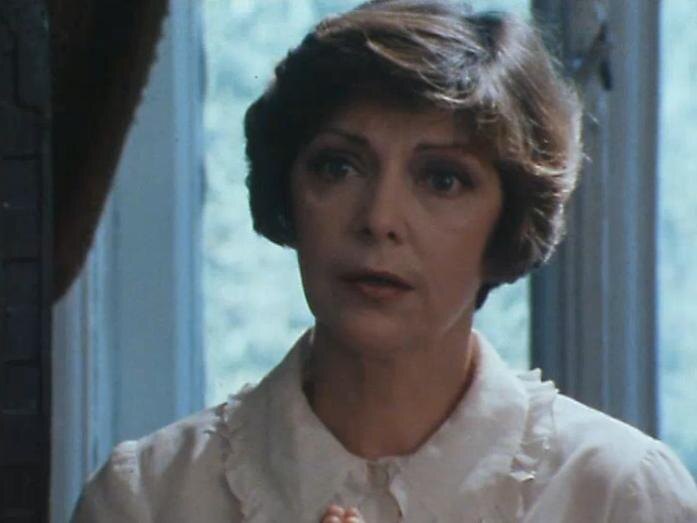 Людмила Николаевна Долгорукова в роли жены инженера Волгина