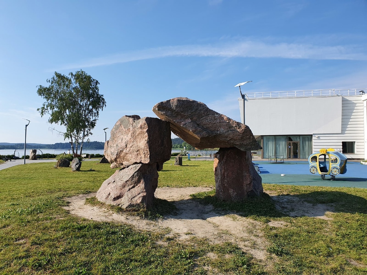 Перед причалом метеоров в Сортавале такие монументы