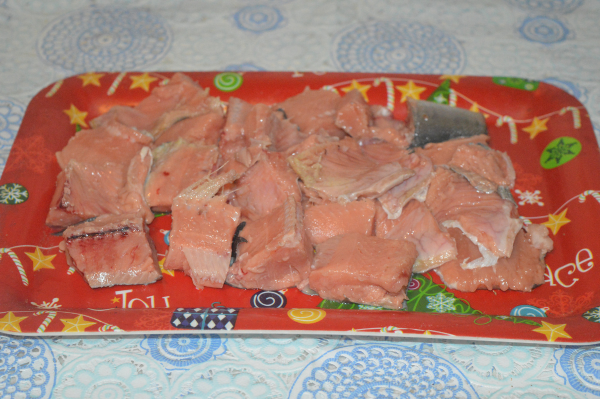 Горбуша с сыром и овощами. Шаг 2. Фото: канал Три рецепта.