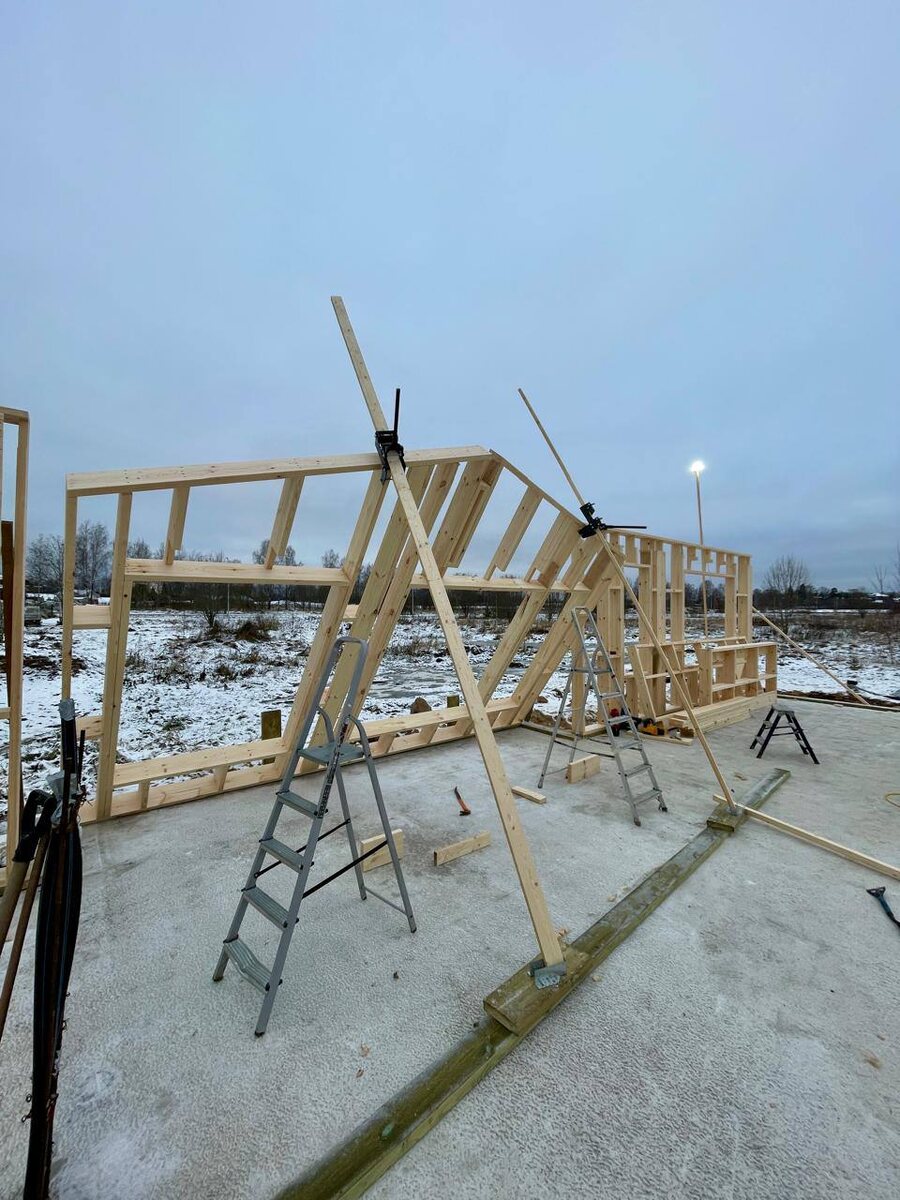 Подъем каркасной стены с помощью двух домкратов