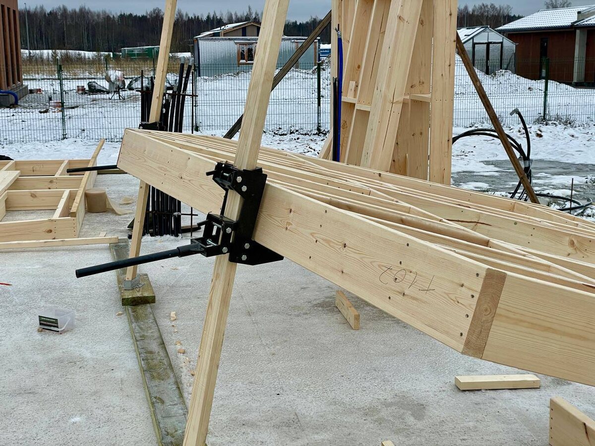 Домкрат поднимается по направляющей доске