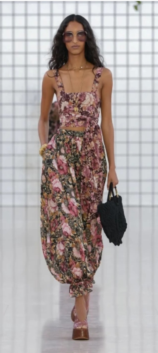 Эта модель напоминает Шахерезаду, утонченный верх и свободный низ. Цветочный принт отсылает к романтике