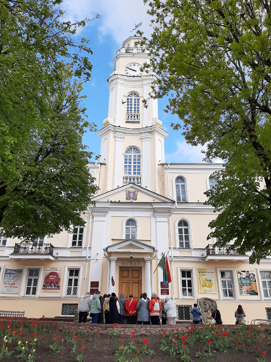 У здания городской ратуши