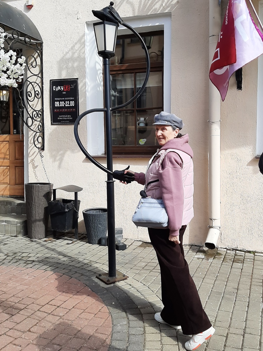 Я подаю руку фонарю, а он в ответ снимает шляпу 