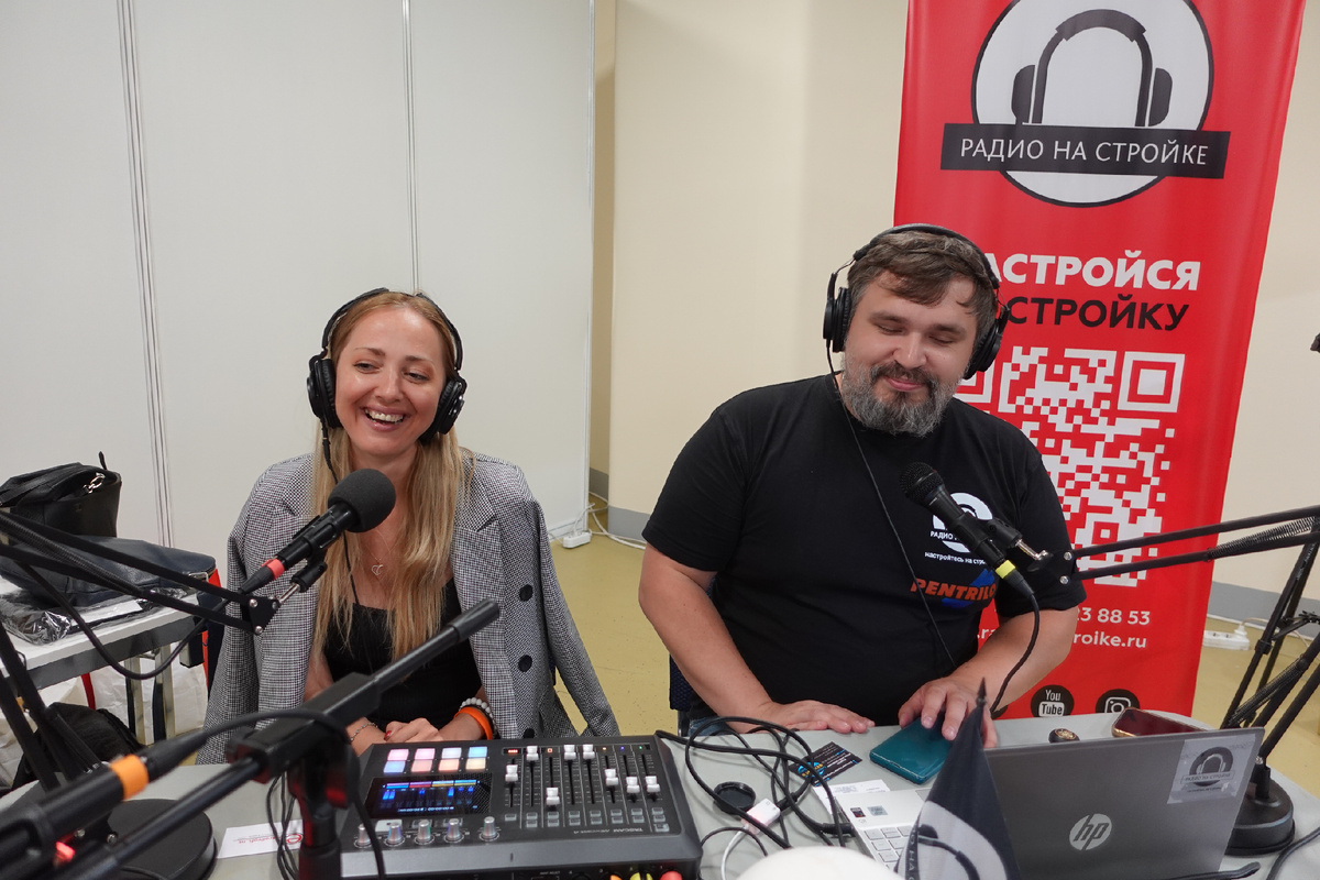 Юлия Дудникова и Антон Комаров. Выездная студия Радио на Стройке на Слёте Электриков г.Москва