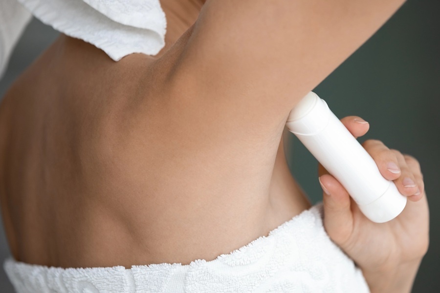 Руководство неназванной фирмы просило сотрудников принимать душ, использовать дезодорант, чаще менять одежду и проветривать кабинеты