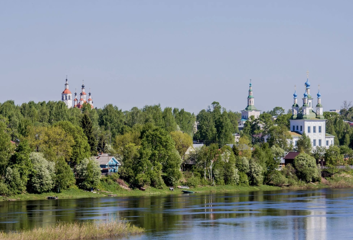 Тотьма, на фото видны:Входоиерусадимская( на заднем плане),Троицкая и Рождественская церкви