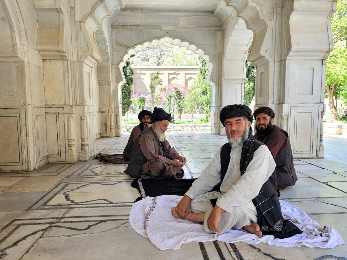 Мини-мечеть в саду Бабура, построенная в XVII веке, передаёт привет индийской архитектуре того периода