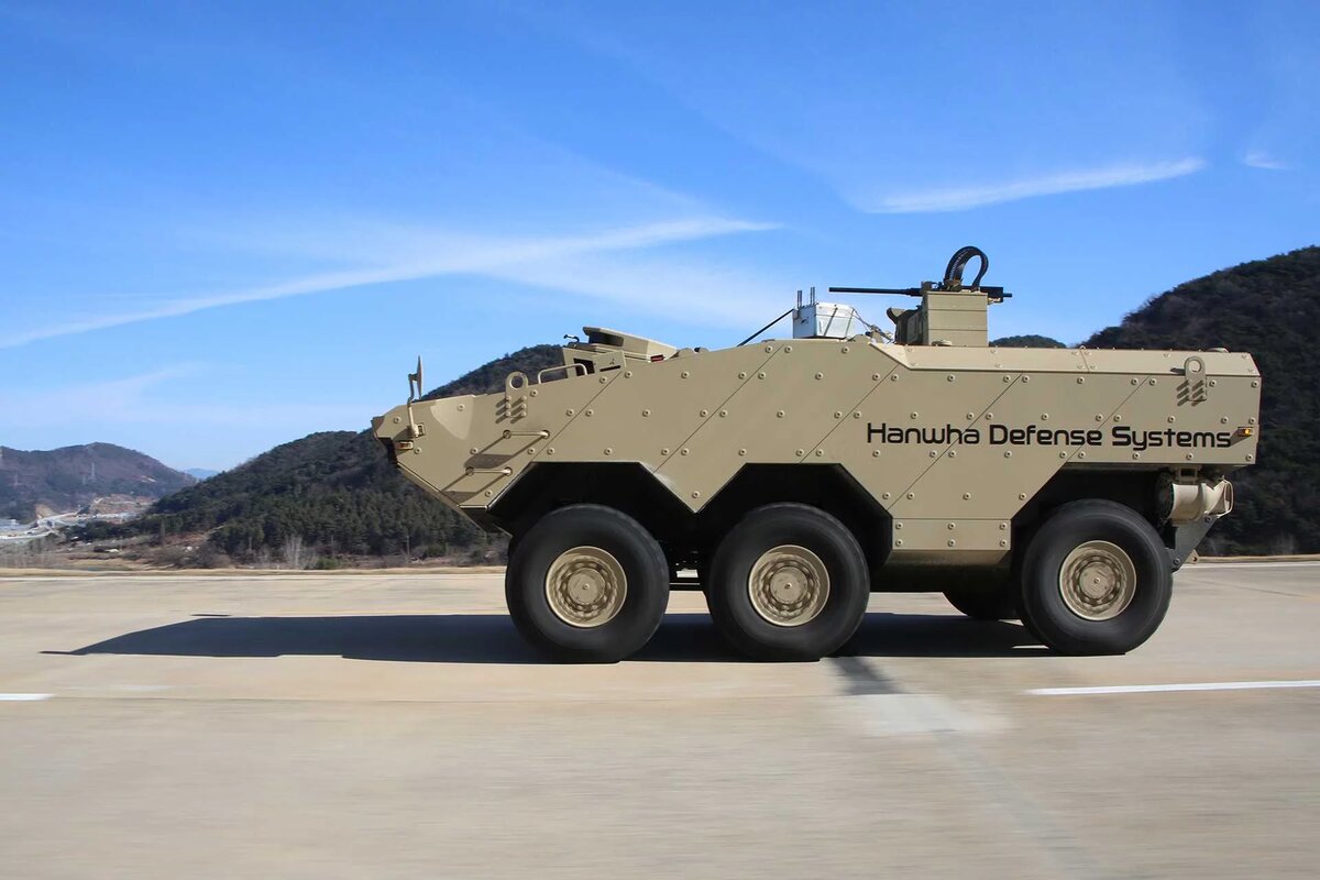 Версия Tigon с колесной формулой 6x6, оснащенная двигателем Caterpillar C9.3 мощностью 525 лошадиных сил, совместима с дистанционно управляемыми боевыми модулями (RCWS) калибра 7,62 мм или 12,7 мм и беспилотными башнями калибра 30 мм. Фото: Hanwha Aerospace