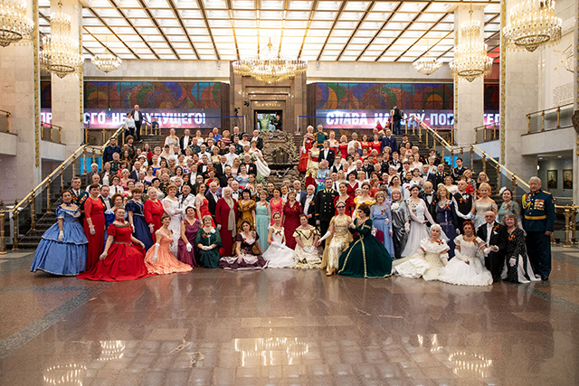Жители Тверской области станцевали на балу в Музее Победы