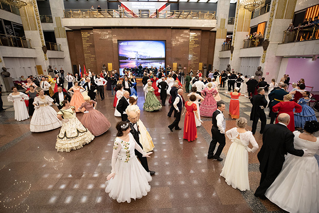 Жители Тверской области станцевали на балу в Музее Победы
