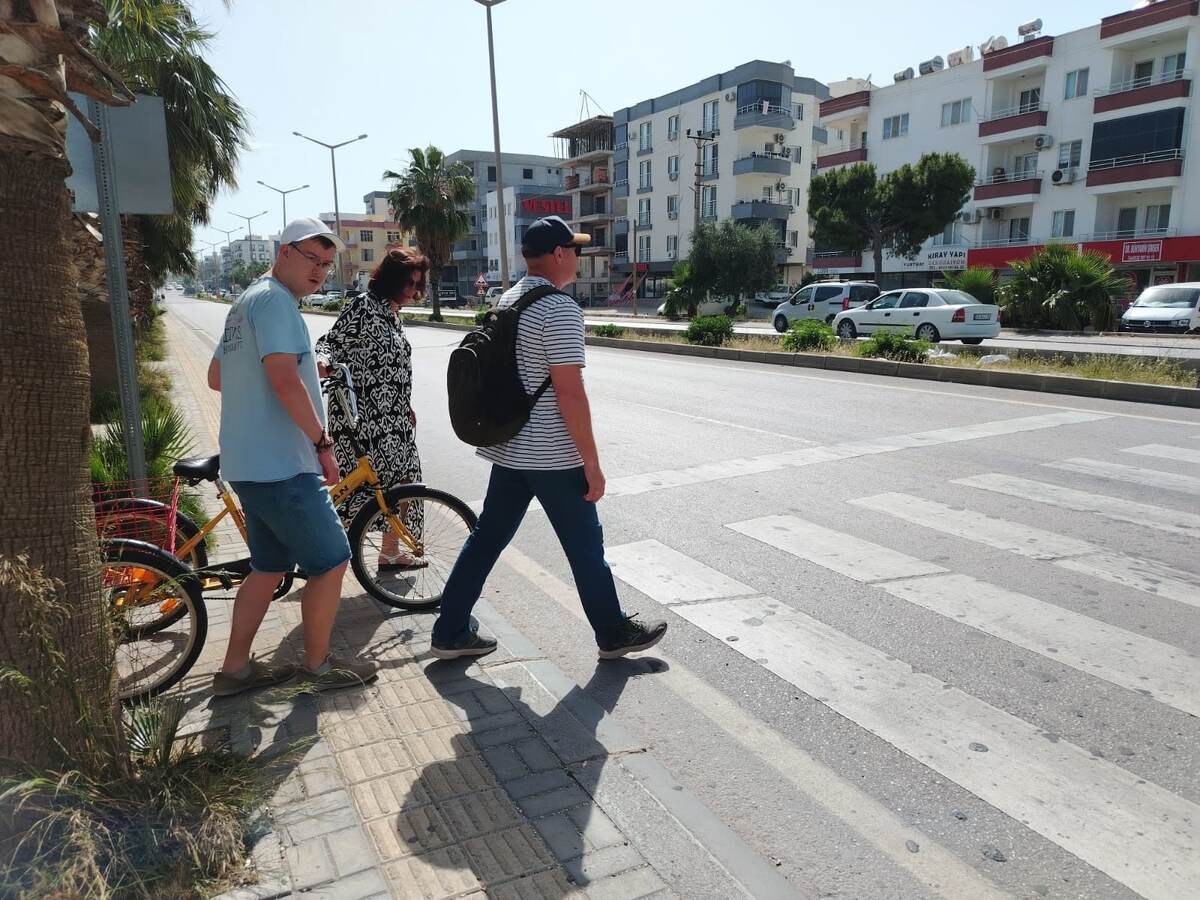 Переходим через дорогу. Егор катит свой велик