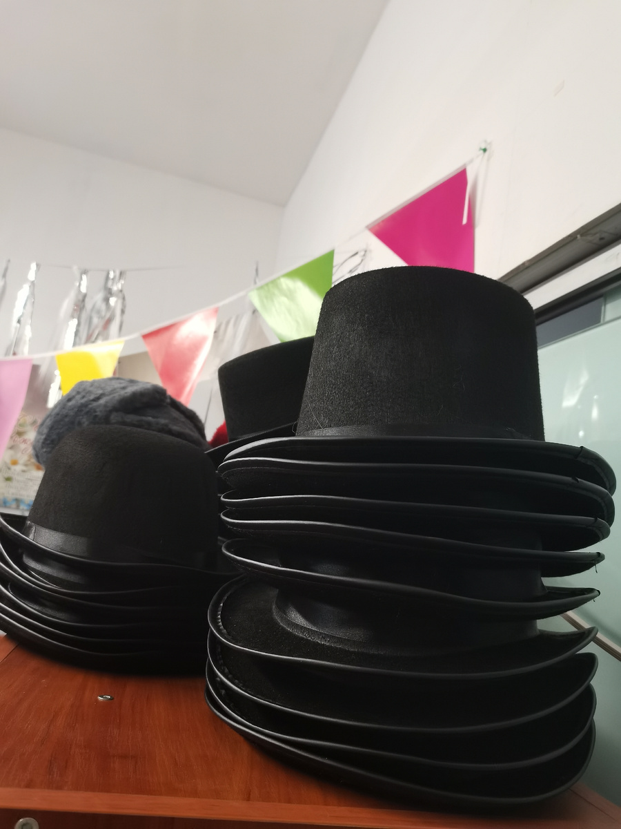 У нас бывают падения по торговле глубоко вниз. Обычно после больших праздников. Убрала всю мелочевку, что относится ко Дню Победы: значки, шары, флаги, пилотки. Военные прокатные костюмы с утра постирались сами, развесились мною, завтра сложу, проверю по списЬку и уберу на склад, до следующего года. В следующем году ничего не буду покупать, остатков много. 