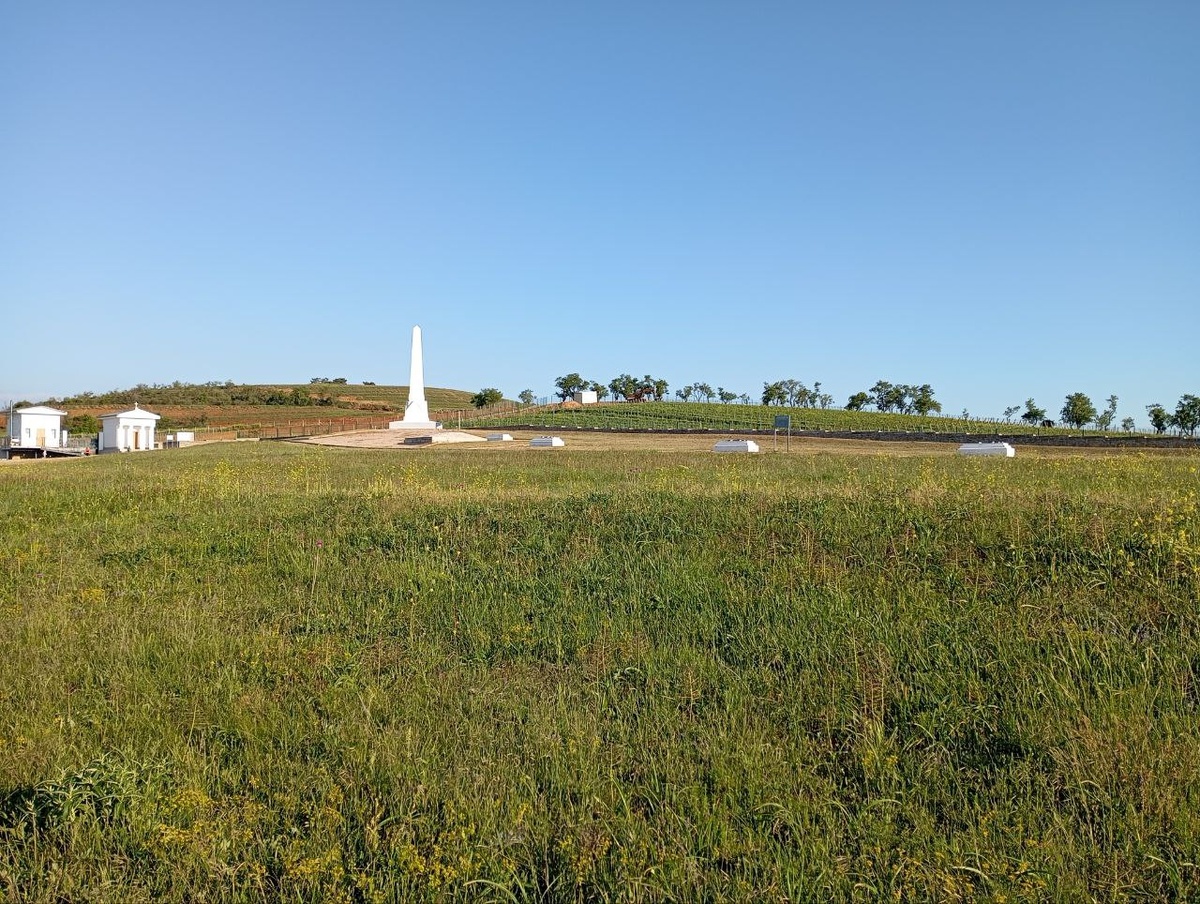 Вид на часовню, обелиск и братскую могилу. Вдали виноградники. Фото автора.